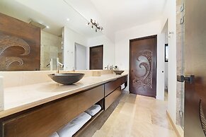 Beachfront Villa - Sunsets and Daily Maid Service