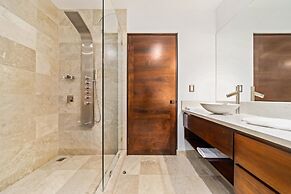 Beachfront Villa - Sunsets and Daily Maid Service