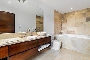 Beachfront Villa - Sunsets and Daily Maid Service