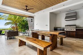 Beachfront Villa - Sunsets and Daily Maid Service