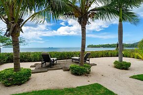 Beachfront Villa - Sunsets and Daily Maid Service