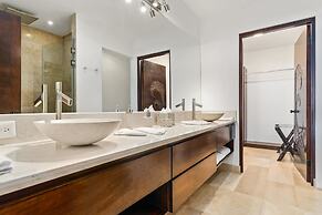 Beachfront Villa - Sunsets and Daily Maid Service