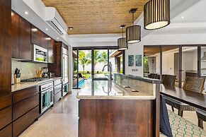 Beachfront Villa - Sunsets and Daily Maid Service