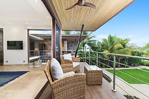 Beachfront Villa - Sunsets and Daily Maid Service