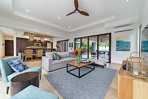 Beachfront Villa - Sunsets and Daily Maid Service