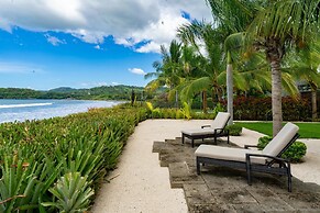 Beachfront Villa - Sunsets and Daily Maid Service