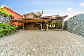 Beachfront Villa - Sunsets and Daily Maid Service