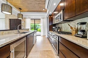 Beachfront Villa - Sunsets and Daily Maid Service