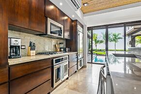 Beachfront Villa - Sunsets and Daily Maid Service