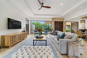 Beachfront Villa - Sunsets and Daily Maid Service