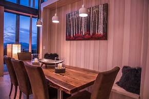 Modern Ski In Out Home Mid-mountain Northstar