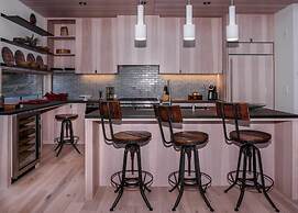 Modern Ski In Out Home Mid-mountain Northstar