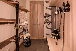 Modern Ski In Out Home Mid-mountain Northstar