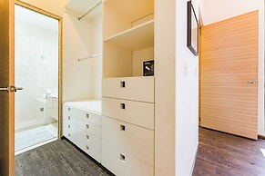 NEW Perfect Location with Free Parking