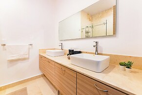 NEW Perfect Location with Free Parking