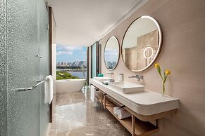 HUALUXE Resort Beihai Silver Beach by IHG