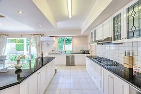 StayAU Expansive 7BR Villa Warrandyte