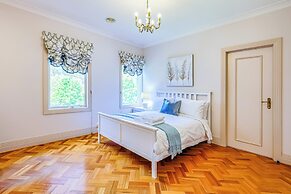 StayAU Expansive 7BR Villa Warrandyte