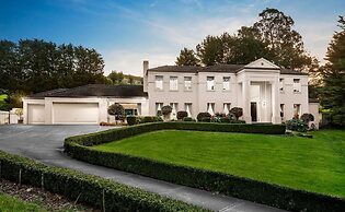 StayAU Expansive 7BR Villa Warrandyte