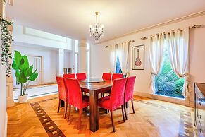 StayAU Expansive 7BR Villa Warrandyte