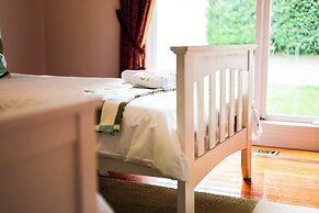 StayAU Expansive 7BR Villa Warrandyte