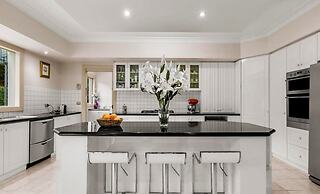 StayAU Expansive 7BR Villa Warrandyte