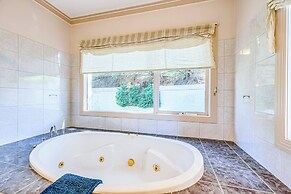 StayAU Expansive 7BR Villa Warrandyte