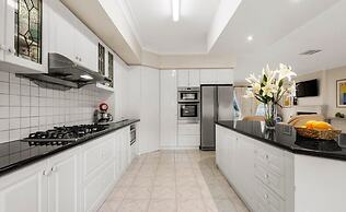 StayAU Expansive 7BR Villa Warrandyte