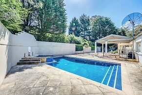 StayAU Expansive 7BR Villa Warrandyte