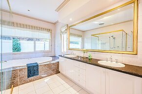 StayAU Expansive 7BR Villa Warrandyte