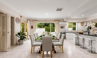 StayAU Expansive 7BR Villa Warrandyte
