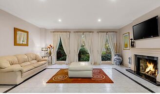 StayAU Expansive 7BR Villa Warrandyte