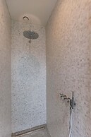 Villa for 8 Guests Steps From the Beach