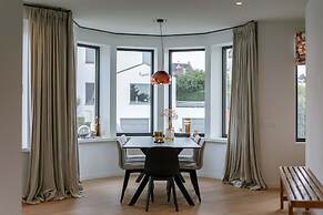 Villa for 8 Guests Steps From the Beach