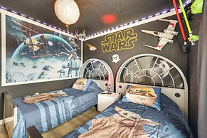 7 Mi to Disney: Davenport Family Getaway w/ Pool!