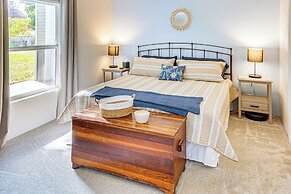 1 Mi to Tubbs Hill & Lake: Midtown Home w/ Yard!