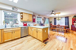 7 Mi to Franklin: Peaceful Home w/ Deck & Yard!