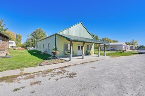 Charming Iowa Home: 1 Mi to Golf