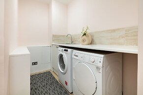 Spacious 2BR House by Madame Tussauds