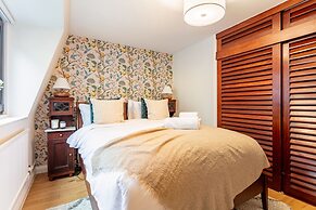 Spacious 2BR House by Madame Tussauds