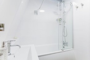 Spacious 2BR House by Madame Tussauds