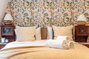 Spacious 2BR House by Madame Tussauds