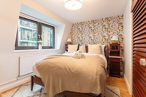 Spacious 2BR House by Madame Tussauds