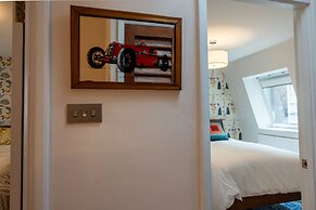 Spacious 2BR House by Madame Tussauds