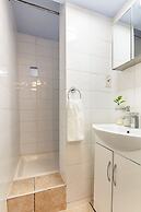 Spacious 2BR House by Madame Tussauds