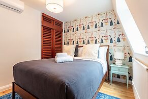 Spacious 2BR House by Madame Tussauds