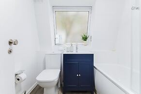 Spacious 2BR House by Madame Tussauds