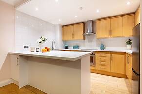 Spacious 2BR House by Madame Tussauds