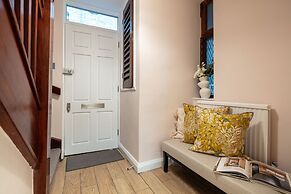 Spacious 2BR House by Madame Tussauds