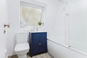 Spacious 2BR House by Madame Tussauds